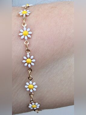 Dainty white enamel Daisy chain bracelet.Size 6.75”.